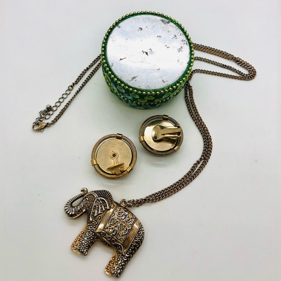 Vintage Green Earrings & Elephant Necklace in tiny trinket box - Picture 8 of 13